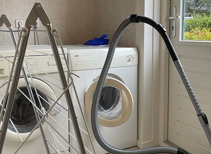 Gezellige woonkamer in vakantiehuis Vogelmient 55, De Koog, Texel met moderne inrichting en uitzicht op de tuin.