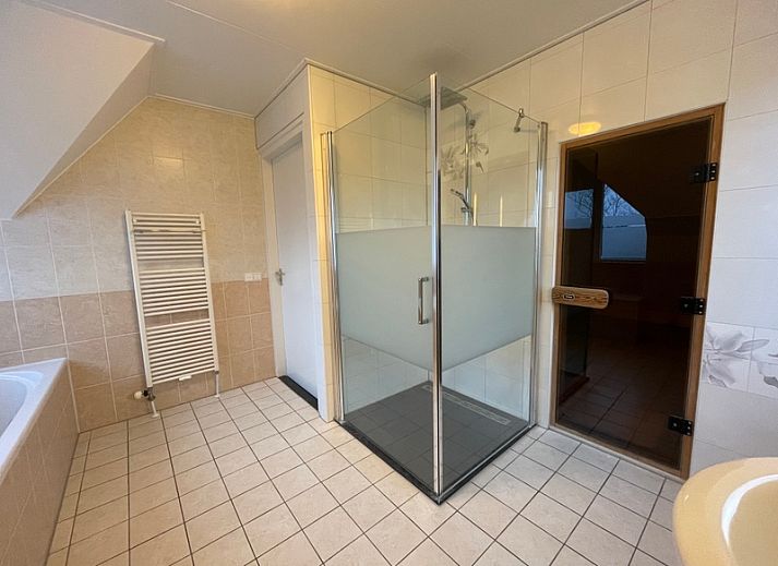 Moderne keuken in vakantiehuis Vogelmient 55, De Koog, Texel, met uitzicht op groene omgeving en veel natuurlijk licht.