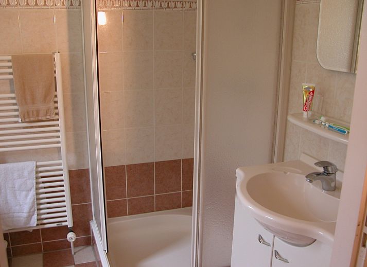 Bungalow 23 in De Koog, Texel biedt een charmant terras met uitzicht op de natuur van de Waddeneilanden.