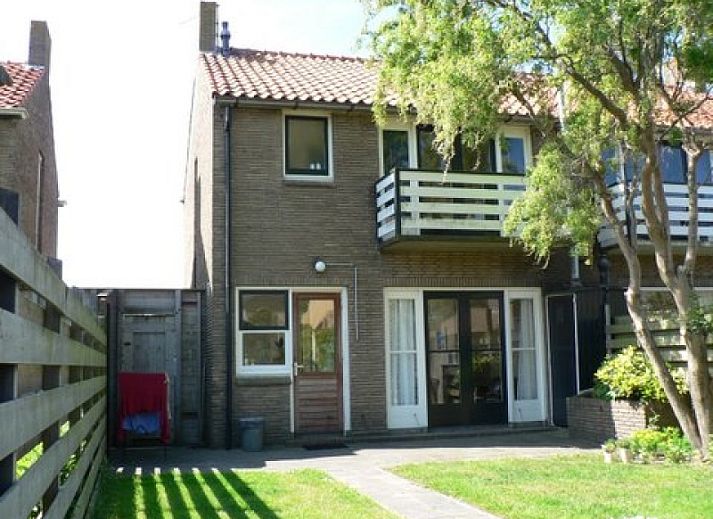 The Duinputter vacation home in De Koog Texel with charming facade and red roof tiles.