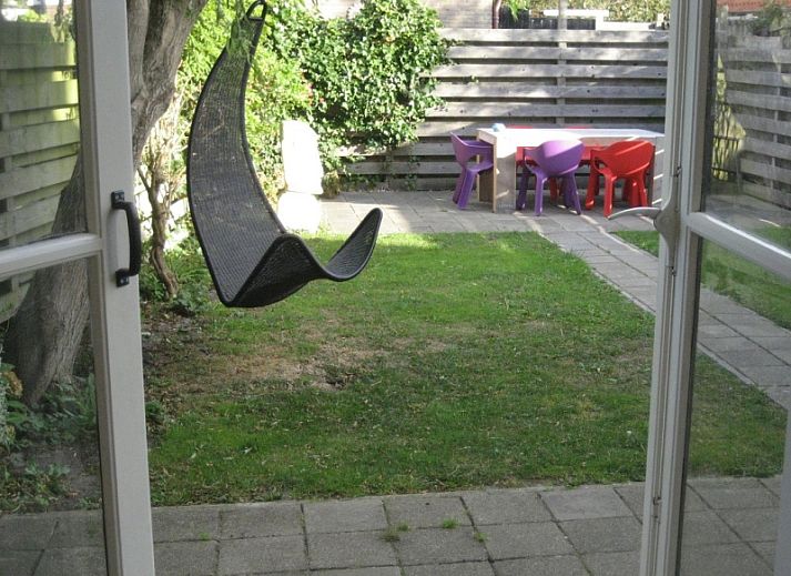 The Duinputter vacation home in De Koog Texel with charming facade and red roof tiles.