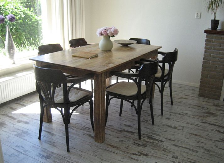 The Duinputter vacation home in De Koog Texel with charming facade and red roof tiles.