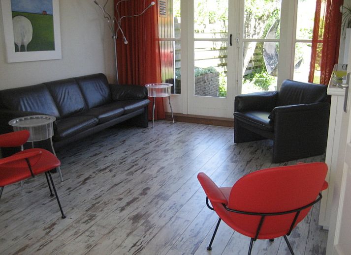 The Duinputter vacation home in De Koog Texel with charming facade and red roof tiles.