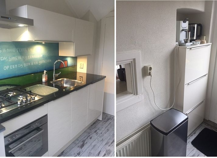 Backyard of The Duinputter vacation home in De Koog Texel with balcony and green surroundings.