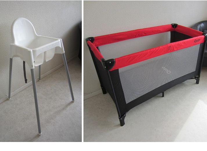 Backyard of The Duinputter vacation home in De Koog Texel with balcony and green surroundings.