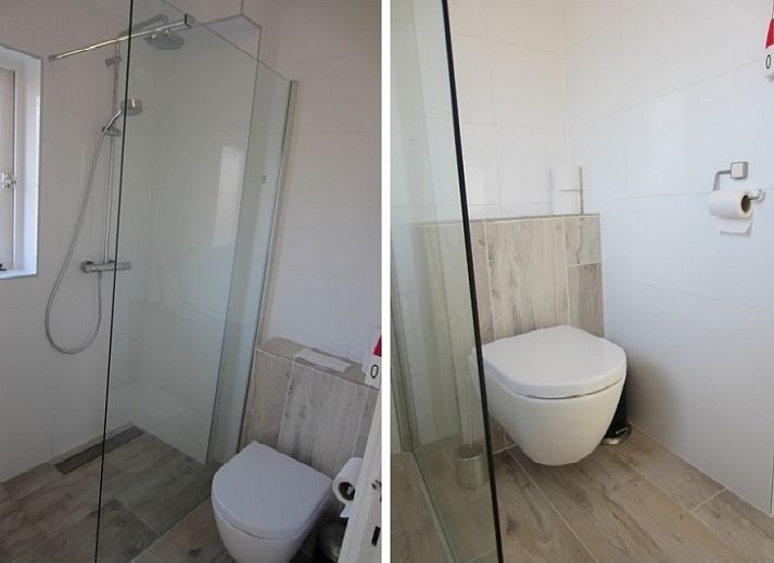 Backyard of The Duinputter vacation home in De Koog Texel with balcony and green surroundings.