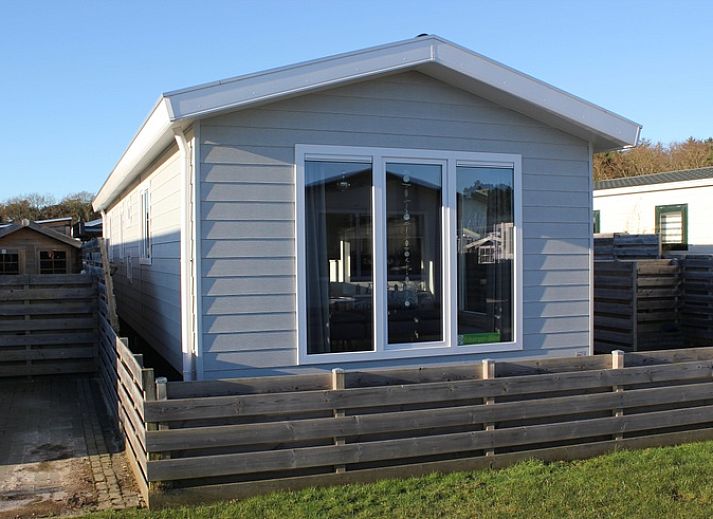 Chalet Bregkoog 232 in De Koog, Texel, met moderne gevel en houten omheining.