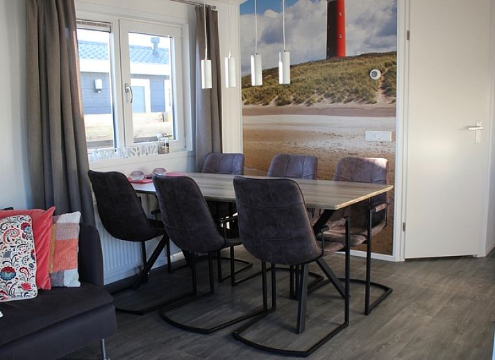 Voorzijde van Chalet Bregkoog 232, vakantiehuis in De Koog, Texel, met ruime ramen.