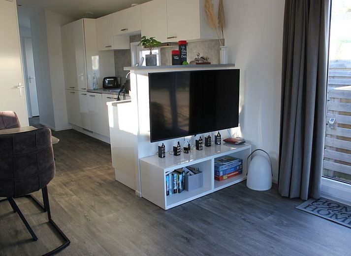 Voorzijde van Chalet Bregkoog 232, vakantiehuis in De Koog, Texel, met ruime ramen.