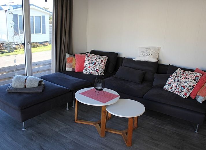Voorzijde van Chalet Bregkoog 232, vakantiehuis in De Koog, Texel, met ruime ramen.