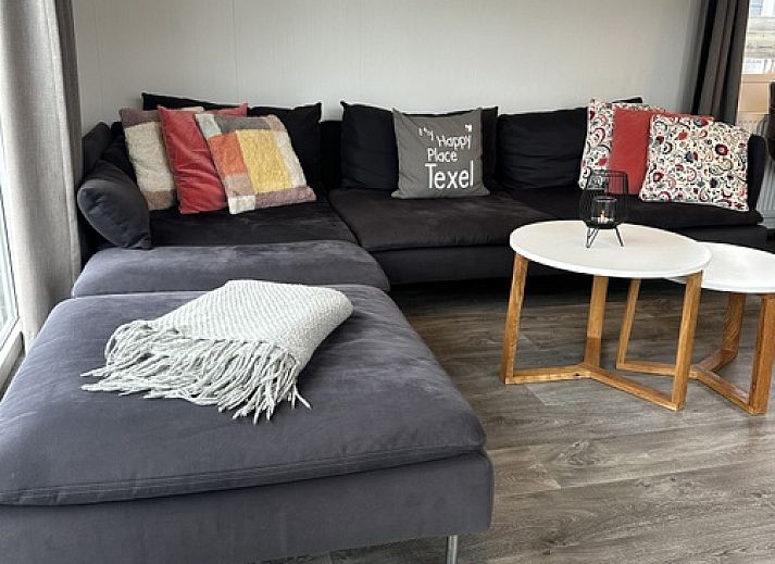 Voorzijde van Chalet Bregkoog 232, vakantiehuis in De Koog, Texel, met ruime ramen.