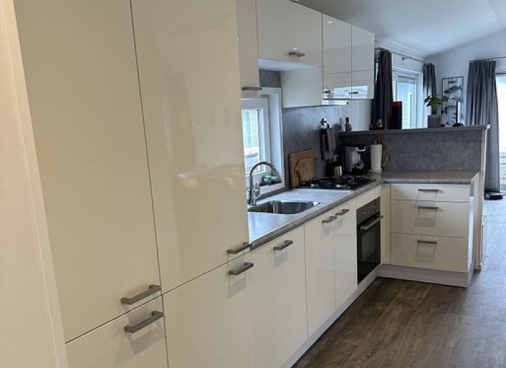 Voorzijde van Chalet Bregkoog 232, vakantiehuis in De Koog, Texel, met ruime ramen.