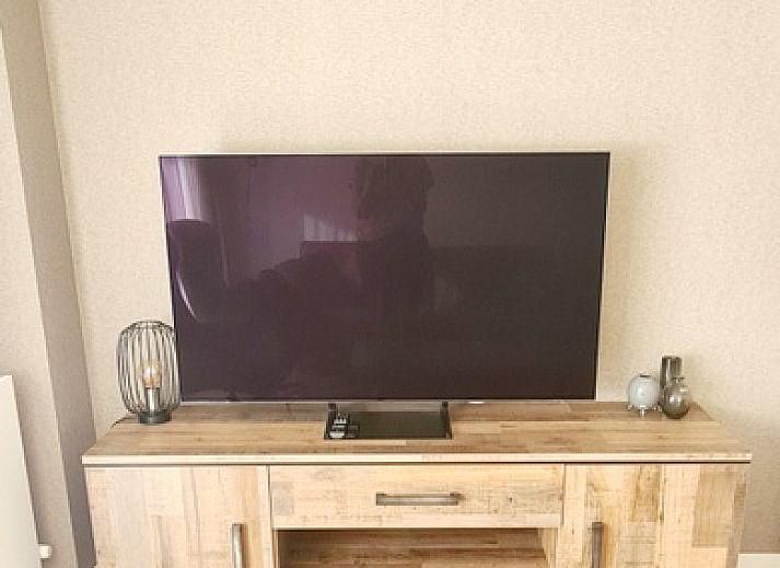 Gezellige woonkamer van Motel Texel Appartement (1N) in De Koog, Texel, met comfortabele zitruimte en sfeervolle verlichting.