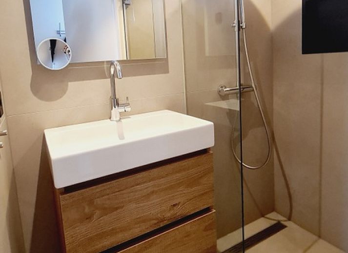 Gezellige woonkamer van Motel Texel Appartement (1N) in De Koog, Texel, met comfortabele zitruimte en sfeervolle verlichting.