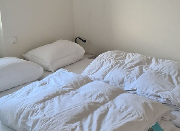 Gezellige woonkamer van Motel Texel Appartement (1N) in De Koog, Texel, met comfortabele zitruimte en sfeervolle verlichting.