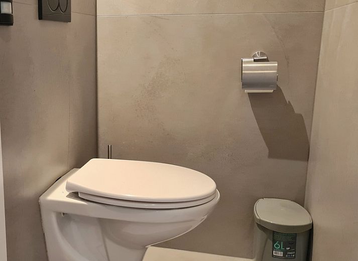 Gezellige woonkamer van Motel Texel Appartement (1N) in De Koog, Texel, met comfortabele bank en sfeervolle decoraties.