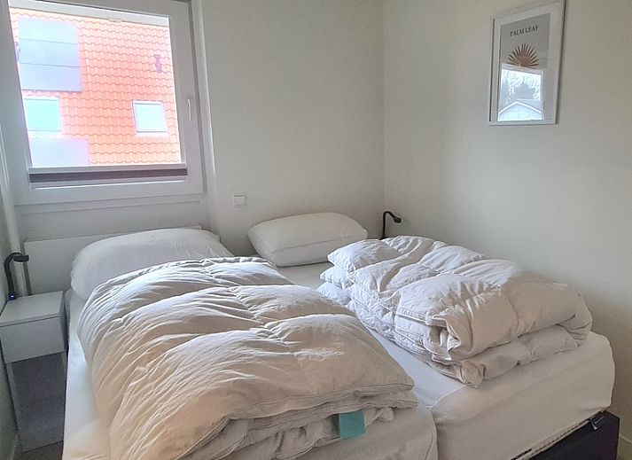 Gezellige woonkamer van Motel Texel Appartement (1N) in De Koog, Texel, met comfortabele bank en sfeervolle decoraties.