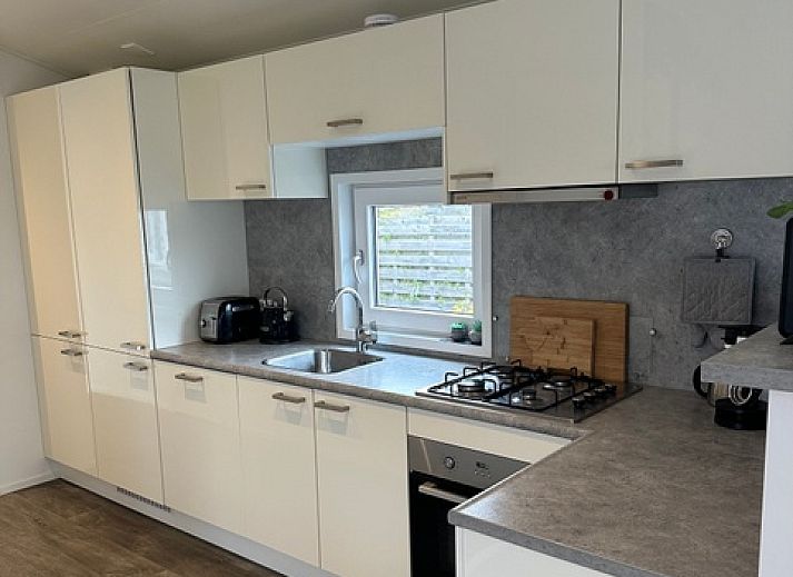 Chaletpark Bregkoog - Chalet Bregkoog 232 in De Koog, Texel biedt een moderne vakantiehuiservaring met een zonnig terras en natuurlijke omgeving.