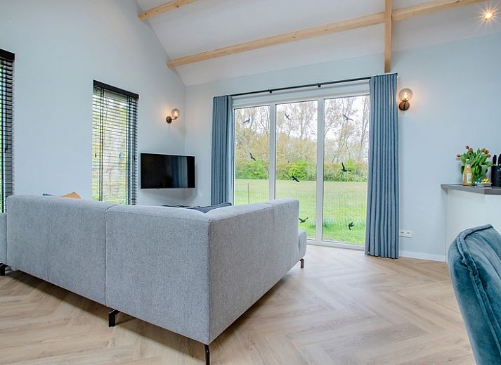 Eetgedeelte van De Houtsnip vakantiehuis in De Koog, Texel met moderne inrichting en natuurlijke lichtinval.