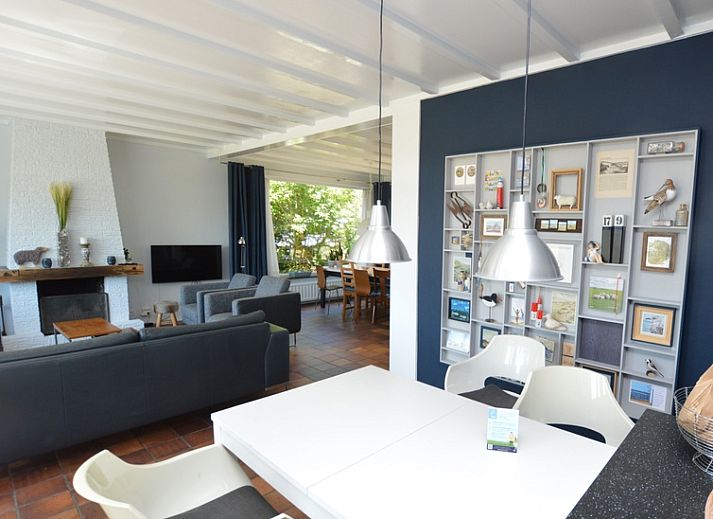 Vooraanzicht van vakantiehuis Orchismient 45 groot in De Koog, Texel, met ruime veranda en tuin.