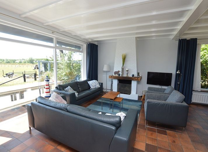 Vooraanzicht van vakantiehuis Orchismient 45 groot in De Koog, Texel, met ruime veranda en tuin.