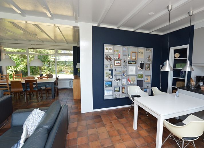 Vooraanzicht van vakantiehuis Orchismient 45 groot in De Koog, Texel, met ruime veranda en tuin.