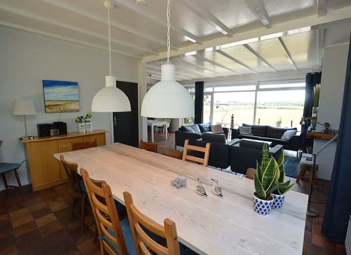 Gezellige woonkamer van Orchismient 45 groot, vakantiehuis in De Koog, Texel, met open haard en comfortabele zithoek.