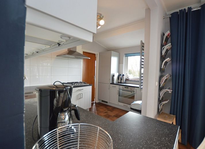 Gezellige woonkamer van Orchismient 45 groot, vakantiehuis in De Koog, Texel, met open haard en comfortabele zithoek.