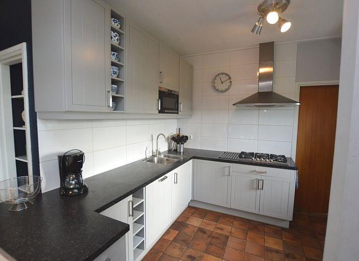 Gezellige woonkamer van Orchismient 45 groot, vakantiehuis in De Koog, Texel, met open haard en comfortabele zithoek.