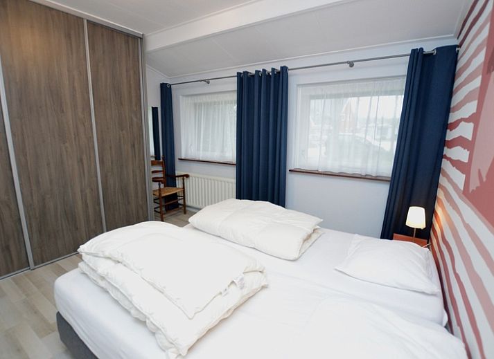 Gezellige woonkamer van Orchismient 45 groot, vakantiehuis in De Koog, Texel, met open haard en comfortabele zithoek.