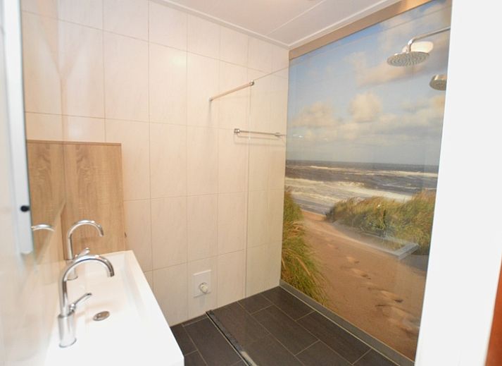 Stijlvolle eetkamer in vakantiehuis Orchismient 45 groot, De Koog, Texel, met moderne decoratie en veel natuurlijk licht.