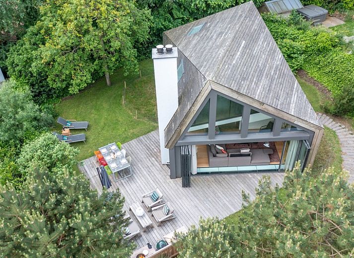 Luchtfoto van Duynzoom Villa 2 in De Koog, Texel, met ruim terras en groene omgeving.