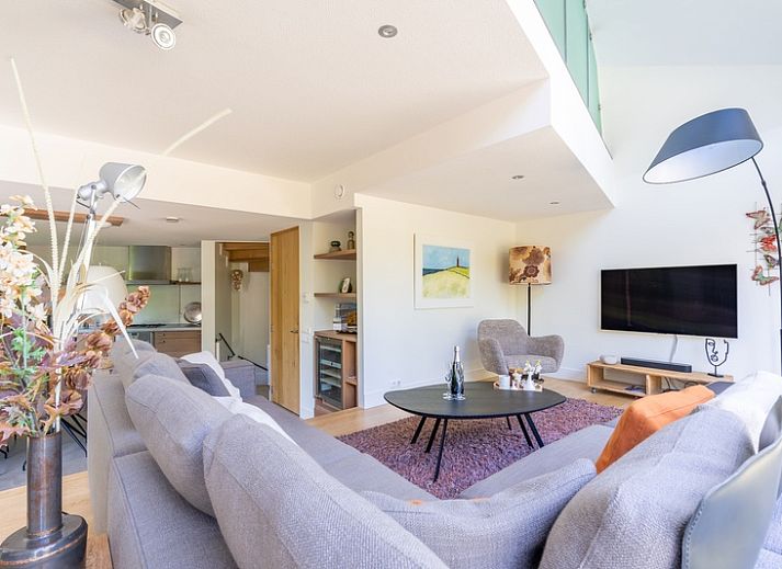 Luchtfoto van Duynzoom Villa 2 in De Koog, Texel, met ruim terras en groene omgeving.