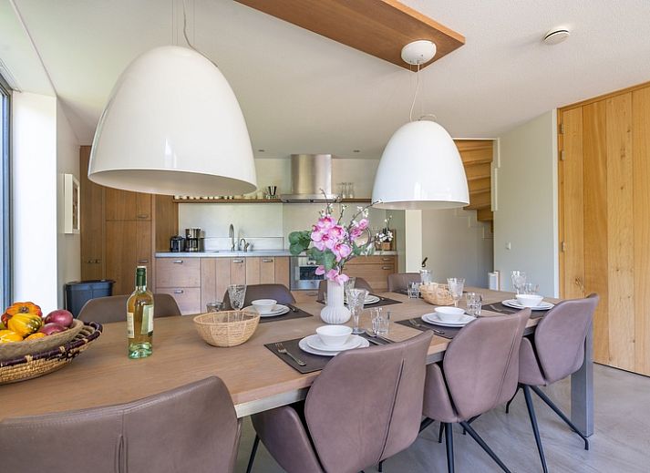 Bovenaanzicht van vakantiehuis Duynzoom Villa 2 op Texel, omgeven door natuur.