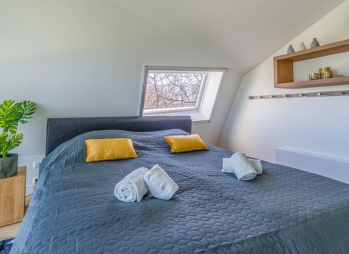 Gezellige woonkamer van Duynzoom Villa 2 in De Koog, Texel, met uitzicht op de tuin.
