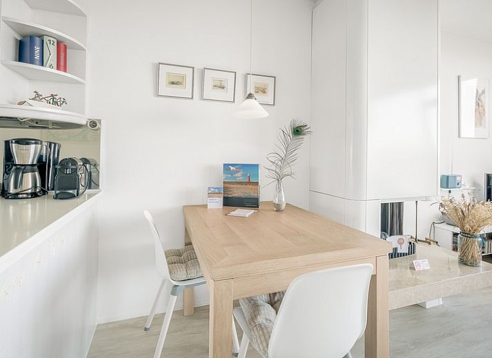 Geraeumiges Wohnzimmer mit Blick auf die Duenen im Appartement Juliana 160 Zeezicht, De Koog, Texel. Perfekt fuer einen entspannten Aufenthalt.