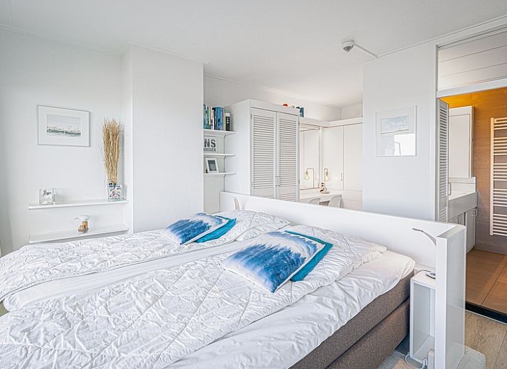 Geraeumiges Wohnzimmer mit Blick auf die Duenen im Appartement Juliana 160 Zeezicht, De Koog, Texel. Perfekt fuer einen entspannten Aufenthalt.