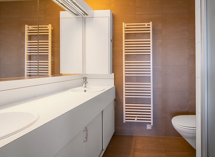 Geraeumiges Wohnzimmer mit Blick auf die Duenen im Appartement Juliana 160 Zeezicht, De Koog, Texel. Perfekt fuer einen entspannten Aufenthalt.