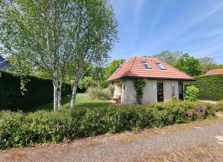 Residence California - Geborchenheit - 361, Ferienhaus in De Koog, Texel mit gruenem Garten und roten Dachziegeln.