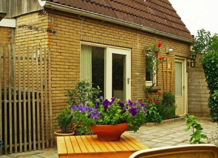 Dunaa vacation home in De Koog, Texel with charming veranda and green garden.