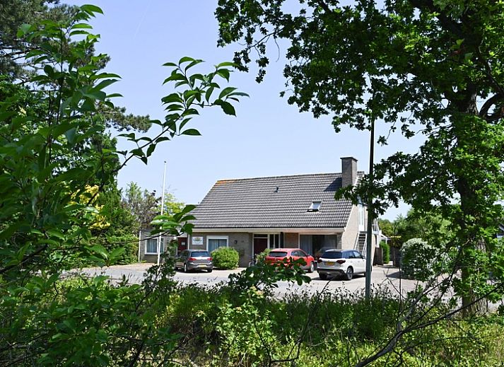 Luchtfoto van Tesselhuus met zorgvleugel in De Koog, Texel, omgeven door groene natuur en nabijgelegen huizen.