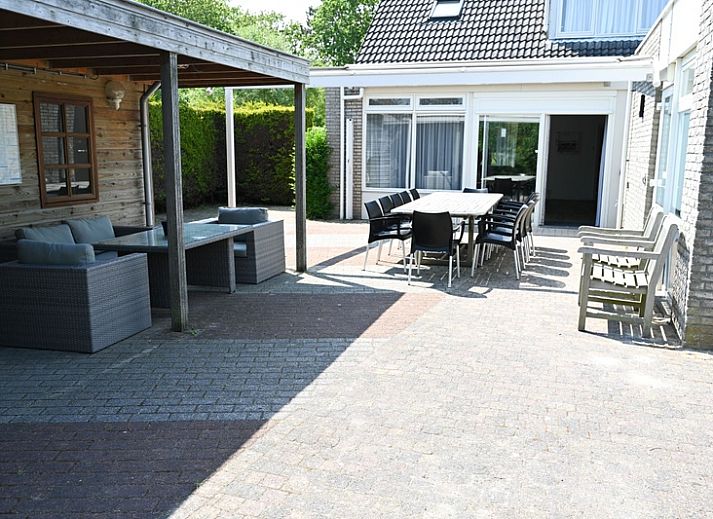 Luchtfoto van Tesselhuus met zorgvleugel in De Koog, Texel, omgeven door groene natuur en nabijgelegen huizen.
