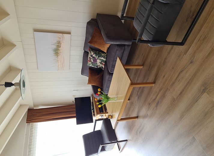 Lichte leefruimte in Motel Texel Appartement X, De Koog, Texel met moderne meubels en een uitnodigend interieur.