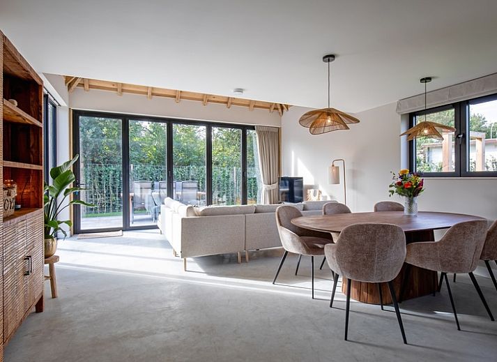 Moderne woonkamer van Villa Flo in De Koog, Texel met comfortabele zithoek.