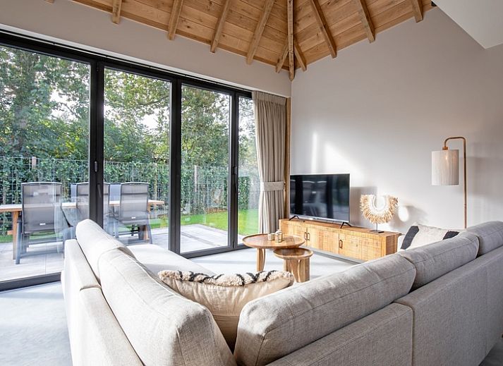 Moderne woonkamer van Villa Flo in De Koog, Texel met comfortabele zithoek.