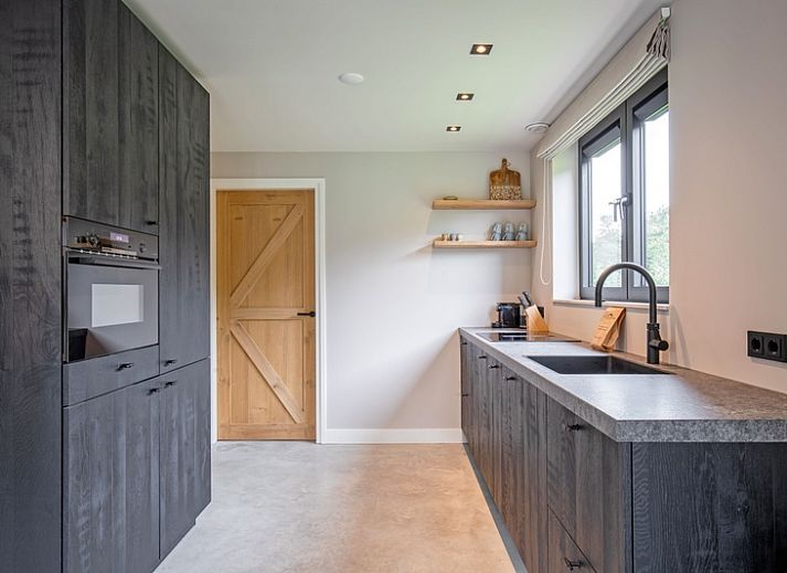 Moderne woonkamer van Villa Flo in De Koog, Texel met comfortabele zithoek.