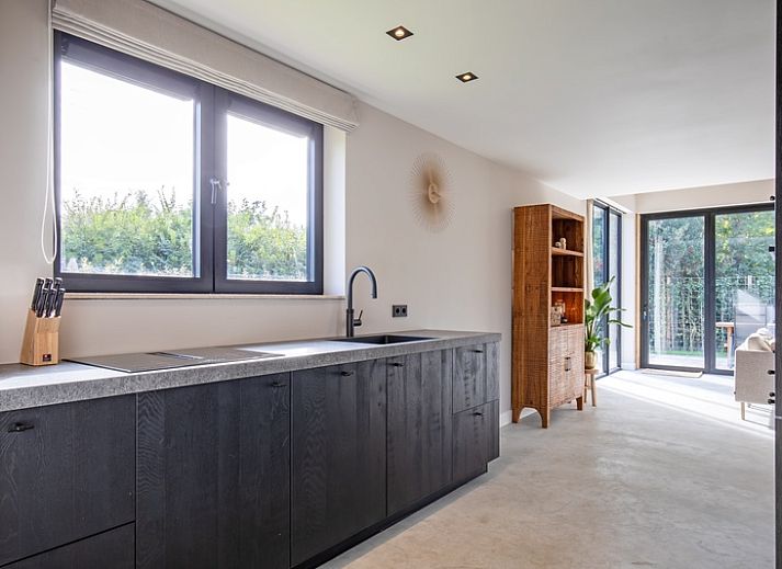 Moderne woonkamer van Villa Flo in De Koog, Texel met comfortabele zithoek.