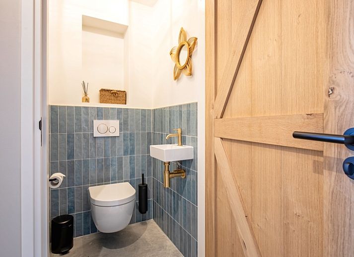 Lichte woonruimte in Villa Flo met uitzicht op de natuur in De Koog, Texel.