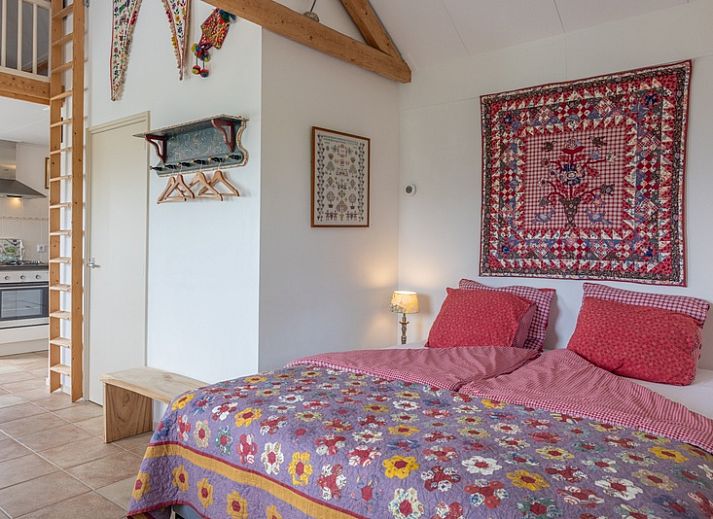 Moderne keuken in 't Paviljoen, De Koog, Texel met stijlvolle inrichting en gezellige details.