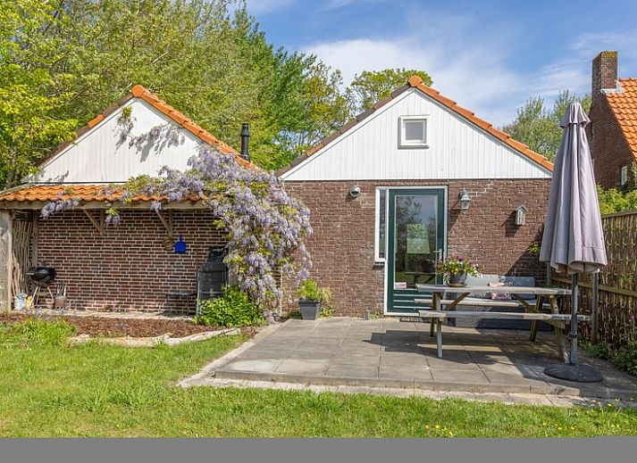 Moderne keuken in 't Paviljoen, De Koog, Texel met stijlvolle inrichting en gezellige details.